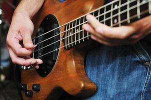 banda de música tem treinamento na garagem foto