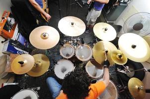 banda de música tem treinamento na garagem foto