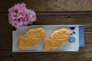 bolos de taiyaki em fundo de madeira, confeitaria japonesa foto