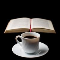 xícara de café com livro velho foto