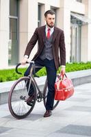 empresário bonito e sua bicicleta