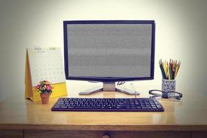 monitore o computador na mesa de madeira, traçado de recorte foto