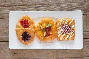 pastelaria dinamarquesa com frutas no prato branco foto