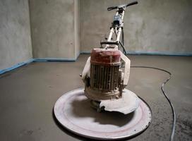 máquina profissional para realizar e polir piso de betonilha de areia e cimento foto