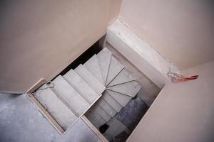 escada de concreto no canteiro de obras foto
