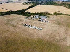 aeroporto do planador no campo, imagens de alto ângulo da câmera do drone. bela paisagem aérea de dunstable downs inglaterra grã-bretanha foto