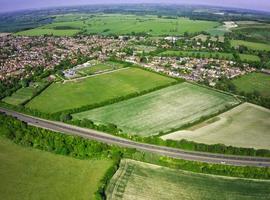 imagens aéreas e vista de alto ângulo do campo britânico, imagens do drone foto