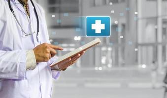 informações de tratamento médico ou diagnosticador no conceito de seguro de tecnologia digital médica de saúde tablet.business. foto