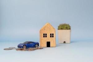 plano financia investimentos e economias para comprar imóveis de casa e moedas de cars.money e carro e casa na mesa de contabilidade de negócios e conceito de impostos e seguros. foto