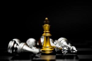 ouro e prata do jogo de xadrez em fundo preto. foto