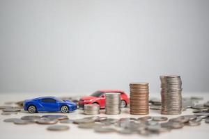 plano financia investimentos e poupança cars.money moeda e carro no conceito de contabilidade de negócios de mesa e impostos e seguros. foto