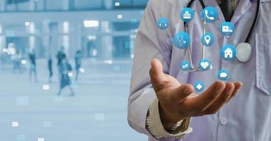 médico mão ícone tela virtual interface tecnologia cuidados de saúde panorama fundo. foto