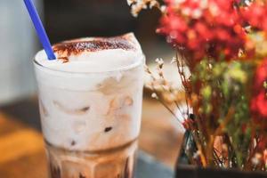 bebida de milk-shake de chocolate gelado com fundo desfocado de café foto