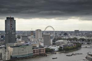 vista aérea da cidade de Londres sobre o horizonte com céu dramático foto