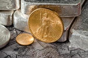 nós moeda de águia de ouro saint-gaudens e barras de prata foto