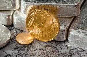 moeda de búfalo de ouro dos estados unidos com barras de prata e mapa