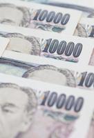 pilha de ienes ou moedas japonesas foto