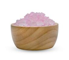 açúcar de rocha ou açúcar cristalino com tigela de madeira isolada no fundo branco, inclui traçado de recorte