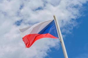 bandeira da república checa balançando ao vento foto