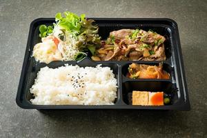 conjunto de arroz japonês com yaki bento de porco foto