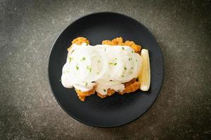 frango com cebola da neve ou frango frito com molho cremoso de cebola foto