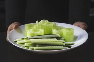 chef está preparando pepino fresco para fazer o menu de culinária tradicional do Japão, rolo de sushi maki japonês servindo no restaurante oriental, vários conceitos de conjunto de alimentação saudável misto de luxo sortido diferente foto