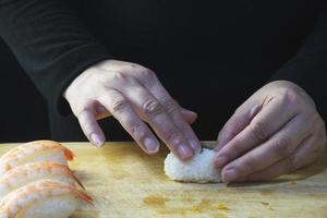 rolo de sushi maki japonês servindo no restaurante oriental, o chef está preparando o menu de culinária da tradição japonesa, vários conceitos de conjunto de alimentação saudável misto de luxo sortido diferente foto