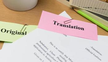 papel de tradução na mesa de madeira foto