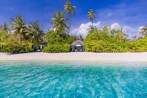 conceito de cartão postal ao ar livre como paraíso de praia tropical no resort de praia de luxo com bangalôs sobre a água, maldivas ou polinésia francesa. incrível paisagem de férias de viagem, costa exótica foto