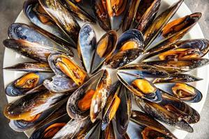 mexilhões em conchas refeição de frutos do mar frescos na mesa copiar espaço de fundo de comida foto