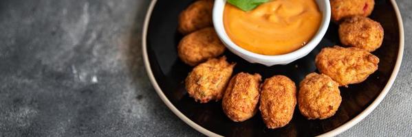 bolas de peixe frito frutos do mar cozinha refeição comida lanche dieta na mesa cópia espaço fundo de comida foto