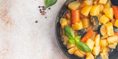 guisado de legumes ragu batata, cenoura, abobrinha prato fresco refeição saudável comida lanche dieta na mesa cópia espaço fundo de comida ceto rústico ou dieta paleo vegetariana foto