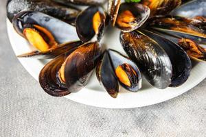 mexilhões em conchas refeição de frutos do mar frescos na mesa copiar espaço de fundo de comida foto