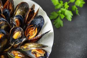 mexilhões em conchas refeição de frutos do mar frescos na mesa copiar espaço de fundo de comida foto