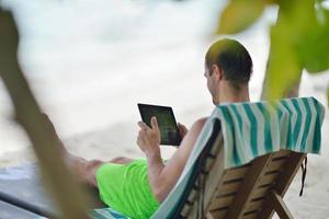 casal jovem feliz nas férias de verão se divertir e relaxar foto