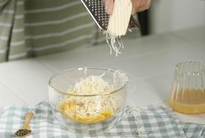 processo de cozimento ralar queijo foto