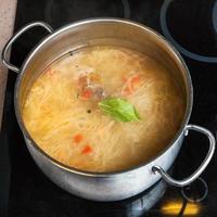 sopa de repolho azedo cozido em panela foto