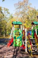 passeios de madeira coloridos, slides no playground foto