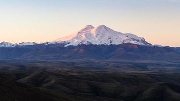 vista panorâmica do monte elbrus ao nascer do sol foto
