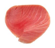 bife cru de atum isolado em branco foto