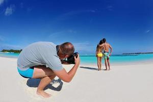 fotógrafo tirando foto na praia