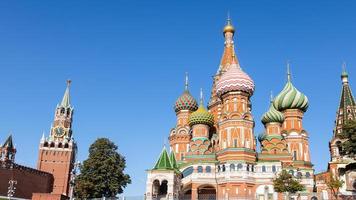 Catedral pokrovsky e torre do kremlin em moscou foto