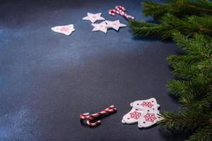 doces de natal e decorações em uma mesa escura foto