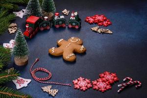 biscoitos de gengibre caseiro de natal em uma mesa de mesa de concreto escuro foto