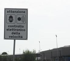 sinal de verificação de velocidade eletrônico italiano foto