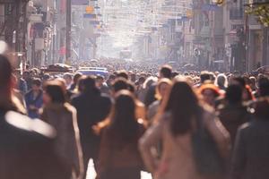 multidão de pessoas andando na rua foto