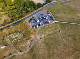 campo e colinas na paisagem da inglaterra, filmagem de drone de alto ângulo de dunstable downs bedfordshire foto