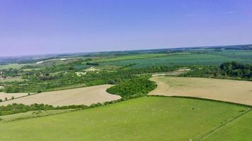 imagens aéreas e vista de alto ângulo do campo britânico, imagens do drone foto