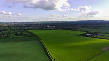 imagens aéreas e vista de alto ângulo do campo britânico, imagens do drone foto