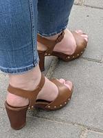 pernas femininas em sandálias. moda de rua de verão. foto